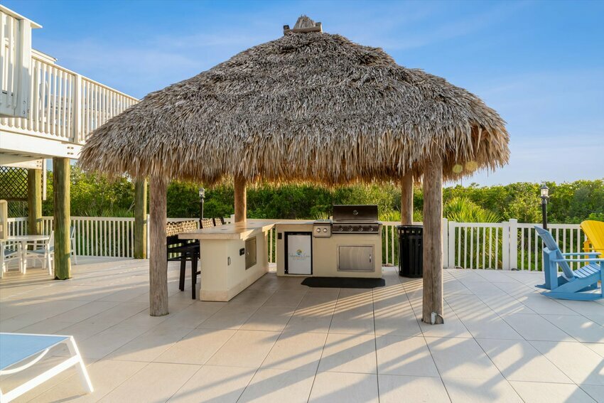 Poolside Tiki hut & BBQ kitchen